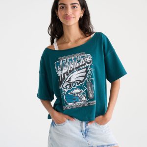 Philadelphia Eagles Off-The-Shoulder Graphic Tee - Green
